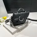 Elegante borsa a sella in pelle litchi nera con catena d'argento e tracolla fine - Nero