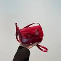 Elegante borsa a tracolla in pelle verniciata rossa con fiocco e tracolla regolabile - Stile Fiocco / Rosso