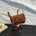 Borsa a tracolla in pelle verniciata marrone scuro con finitura lucida e fiocco - Stile Fiocco / Marrone