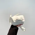 Elegante borsa a tracolla bianca quadrata con un grande fiocco decorativo sulla patta - Stile Fiocco / Bianco