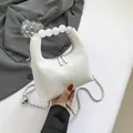 Sac à main demi-lune blanc minimaliste avec grande poignée en perles et bandoulière - Taille unique / Blanc