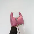 Sac à main rose en simili cuir avec anse perles, breloque tête de mort et chaîne - Taille unique / Rose