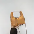 Sac à main demi-lune orange vif avec perles et chaîne argentée pour un style élégant - Taille unique / Orange