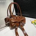 Sac cabas en cuir verni marron avec grand nœud et rivets argentés pour femme - Marron