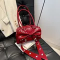 Sac seau en cuir verni rouge vif avec grand nœud et rivets argentés - Rouge