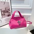 Borsa rosa punk con croce in metallo vintage su un piedistallo bianco moderno - Rosso rosa / Taglia unica