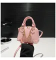 Rosa Mini Muschel-Handtasche mit goldenen Nieten und Metallkette aus strukturiertem Leder - Rosa