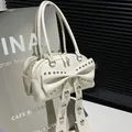 Sac à bandoulière blanc crème avec grand nœud et clous argentés pour un style punk chic - Blanc