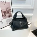 Stijlvolle zwarte gothic punk schoudertas met vintage zilveren kruis en kettingdecor - Zwart / Eén maat