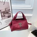 Gotische donkerrode kunstlederen crossbodytas met vintage zilveren metalen kruis - Rood / Eén maat