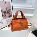 Karameloranje punk schoudertas met vintage zilveren kruisbeslag en ketting - Bruin / Eén maat