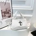 Witte kunstleren crossbodytas met zwart gotisch kruis en zilveren kettingdetails - Wit / Eén maat