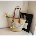 Dettaglio della borsa tote in paglia intrecciata con cuciture beige-bianco e manico in pelle - Con Ciondolo / Bianco Sporco