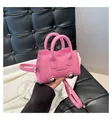 Dettaglio mini borsa rosa con borchie in metallo e scritta Fashion & Bags - Taglia unica / Rosa