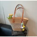 Borsa tote a righe in paglia intrecciata con spalline in pelle marrone e nappa - Con Ciondolo / Cachi