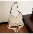 Boho-Tasche in Off-White mit gewebten Fransen und braunem Lederriemen - Weiß