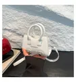 Borsa a mano bianca minimalista in ecopelle con accenti metallici e tracolla - Taglia unica / Bianco