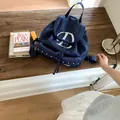 Sac à dos en nylon bleu marine avec logo blanc et détails de rivets argentés latéraux - Bleu marine