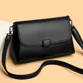 Bolso bandolera negro clásico con textura de grano de lichi y solapa minimalista - Talla única / Negro