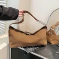 Καφέ σουέτ τσάντα με κομψά ασημένια μεταλλικά πριτσίνια στον φαρδύ ιμάντα ώμου - Καφέ