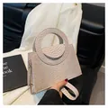 Dettaglio borsa beige con trama a pelle di serpente e manico circolare scavato - Bianco Sporco