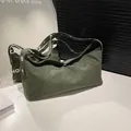 Σκούρα πράσινη ματ δερμάτινη τσάντα tote με κομψά μεταλλικά καρφιά στον ιμάντα - Πράσινο