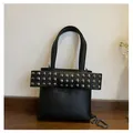 Schwarze Tasche aus Lychee-Leder mit großer Nietenschleife und metallischem Kettenriemen - Schwarz