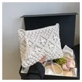 Weiße handgewebte Umhängetasche mit Fransen in schwarzer Geschenkbox mit Tulpen - Einheitsgröße / Gebrochenes Weiß