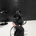 Mini-Eimertasche aus schwarzem Leder mit Litschi-Muster, silbernen Details und Griff - Schwarz
