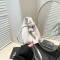 Schicke beige Mini-Eimertasche mit Litschi-Textur, Metallschnallen und Lederriemen - Weiß