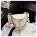 Sac selle en demi-lune blanc cassé avec matelassage, zip à anneau et bandoulière chaîne - Taille unique / Blanc Cassé