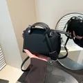 Elegante schwarze Kieselleder-Kissentasche mit Silbernieten für den schicken Alltag - Einheitsgröße / Schwarz