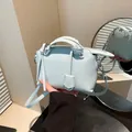 Minimalistische hellblaue Lederumhängetasche mit Silberbeschlägen und Nieten-Details - Einheitsgröße / Blau