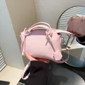 Minimalistische rosa Handtasche aus geprägtem Leder mit Griffen und verstellbarem Riemen - Einheitsgröße / Rosa