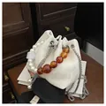 Bolso tipo cubo blanco con perlas decorativas, cuentas de ámbar y cadena plata - Talla única / Blanco Roto