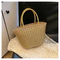 Goldfarbene geflochtene Strohtasche mit runden Griffen für Strandurlaub und Freizeit - Gold