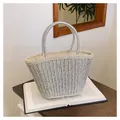 Silberne gewebte Strohtasche mit zwei Griffen und Innenfutter für den Sommerurlaub - Silber