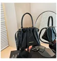 Borsa a mano in vernice nera lucida con scritte dorate e tracolla regolabile - Nero / Taglia unica