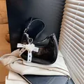 Elegante bolso hobo negro de charol plisado con un colgante de corazón de perlas - Con Colgante / Negro