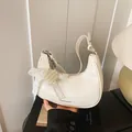 Elegante bolso media luna beige brillante con lazo de encaje y colgante de corazón - Con Colgante / Blanco