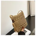 Handgefertigte Stroh-Handytasche in Naturholzfarbe mit Durchbruchmuster und Quasten - Einheitsgröße / Khaki