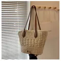 Handgewebte cremefarbene Strohtasche mit Ausschnittmuster und braunen Lederriemen - Einheitsgröße / Khaki