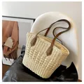 Handgewebte Stroh-Shopper-Tasche mit Hohlmustern und braunen Ledergriffen in Beige - Einheitsgröße / Gebrochenes Weiß