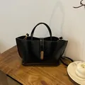 Sac fourre-tout vintage en similicuir noir avec fermoir doré et bandoulière réglable - Taille unique / Noir