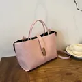 Sac à main rose clair en similicuir à texture litchi et boucle en métal doré - Taille unique / Rose