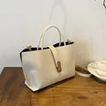 Sac fourre-tout blanc minimaliste avec fermoir doré et bandoulière polyvalente - Taille unique / Blanc Cassé