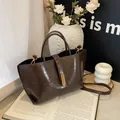 Retro dark brown tote bag in glossy wrinkled leather with golden metal buckle clasp - One Size / Coffee