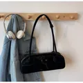 Bolso baguette negro minimalista con acabado brillante y cremallera plateada elegante - Negro