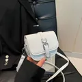 Μίνι λευκή τσάντα σέλας με ασημένια αγκράφα και υφή δέρματος σε κομψό στιλ χιαστί - Λευκό