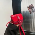 Μίνι τσάντα από κόκκινο λουστρίνι με ασημένια αγκράφα και ρυθμιζόμενο λουράκι ώμου - Κόκκινο